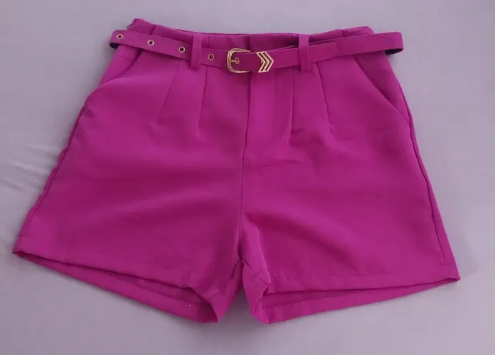 Vendo bermudinhas com cinto e uma bermuda masculina tamanho 40