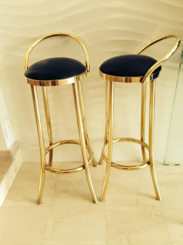Banqueta Alta Luxo Dourada Com Assento Preto Para Bar