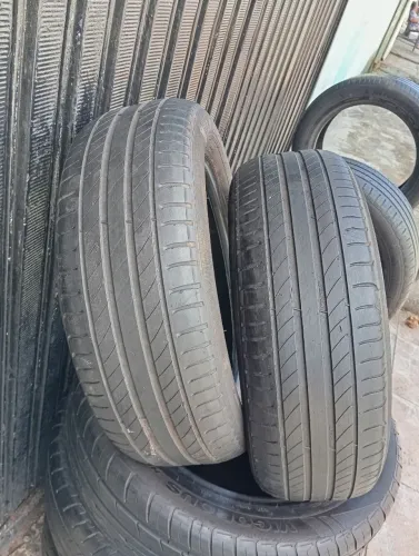 Dois pneus Michelin 185/60/15