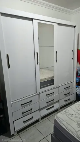 Guarda roupa com espelho