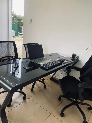 Cadeira gamer, mesa gamer e duas cadeiras giratórias
