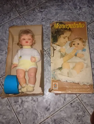 Boneco antigo Manequinho com caixa e pinico