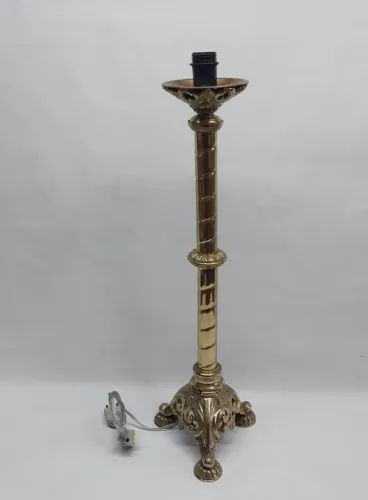Abajur em metal dourado cúpula branca base triplóide alto relevo ricamente trabalhado