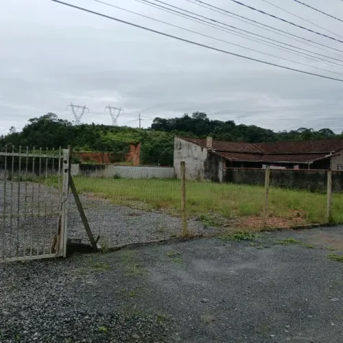 TERRENO NO MORRO DO MEIO MEDINDO 11X22 NO CONTRATO. JÁ COM RESERVA DE ENERGIA ELET.