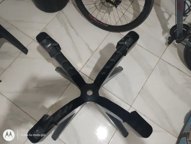 Vende se uma mesa de plástico redonda preta semi nova em perfeito estado