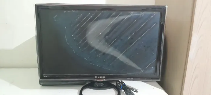 Monitor TV Samsung 24" LED (T24A550) - Para Conserto, Retirada de Peças ou Uso no Estado