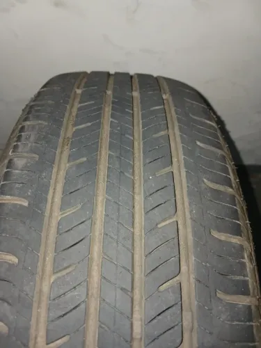 Pneus Aro 15 195/60 sendo um Westlake e outro Godoyear