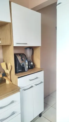 Armário para microondas e utensílios de cozinha
