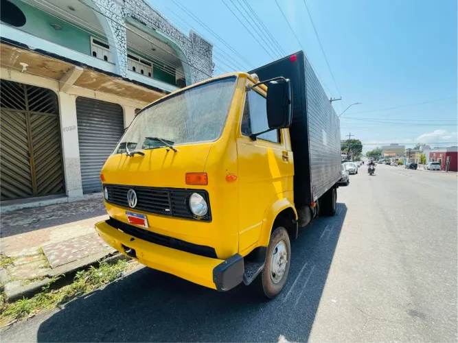 Vendo caminhão baú