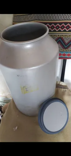 Leiteiras ou lata para colocar mantimentos. 