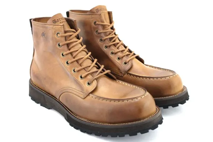 Bota Masculina Moc Toe Cano Médio Couro Whisky Barcelona Design | Taurus