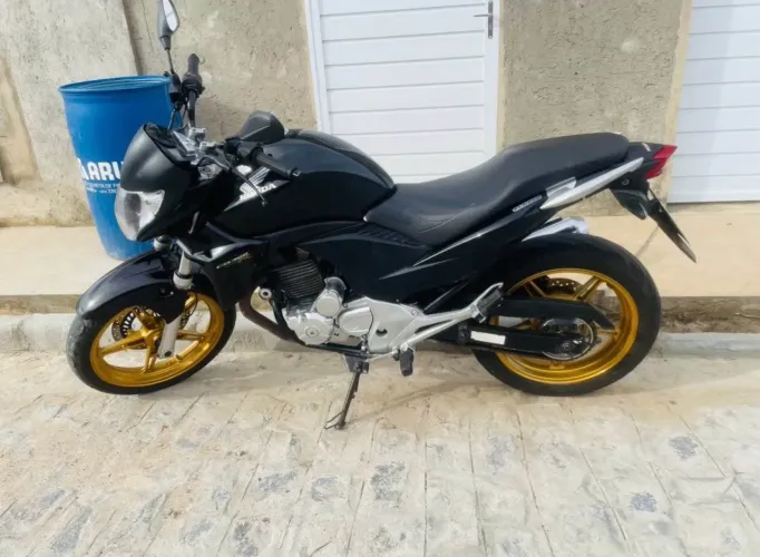 Vendo ou troco cb 300 r moto todo revisada ipva 2026 já pago moto só pega e transferi m
