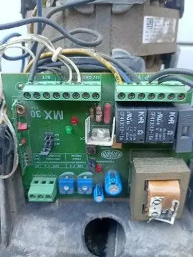 Motor de portão Rossi .. obs somente a placa estar ótima. Valor 150$