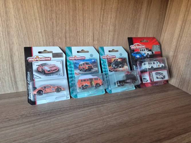 quatro miniaturas de carros da marca Majorette