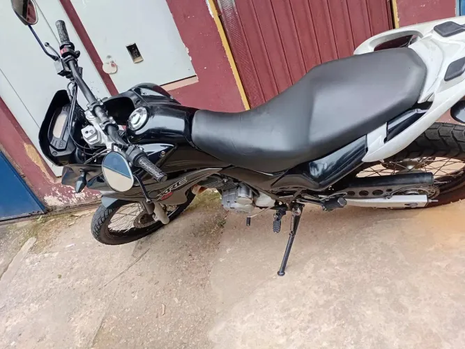 Moto XRE preta