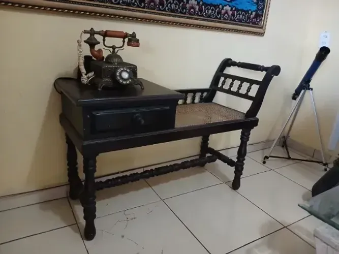 Mesinha de telefone marquesa "pra vender hoje" 