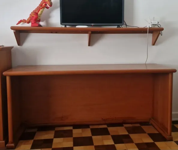 Bancada + prateleira + painel, tudo de madeira + TV 