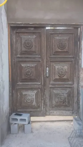 Porta dupla de entrada em madeira maciça com almofadas estilo antigo