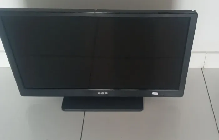 TV Cce 32 polegadas com pequeno defeito.
