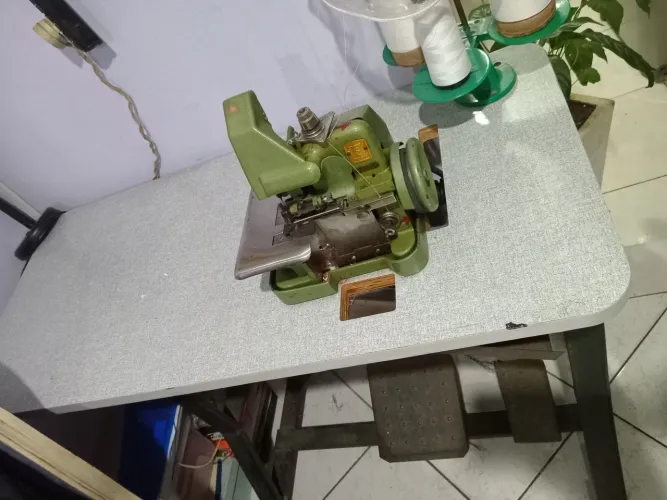 Máquina overlock singer 