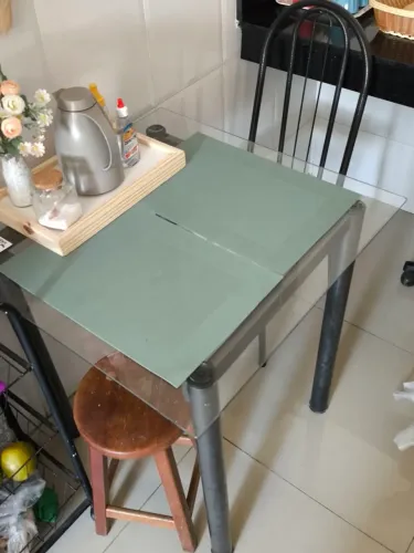 Mesa quadrada de vidro ( com 1 cadeira )