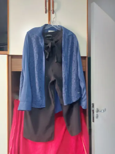 Vende-se uma calça social preta e uma camisa  de manga de renda 130 reais 