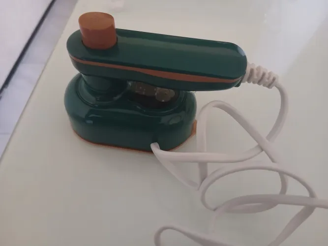 Mini ferro de passar roupa