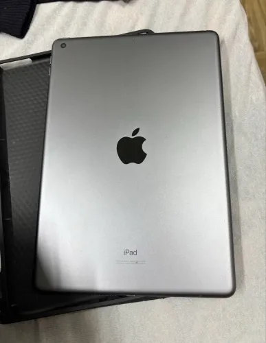 Ipad 9 64GB; acompanha capa com mouse e teclado
