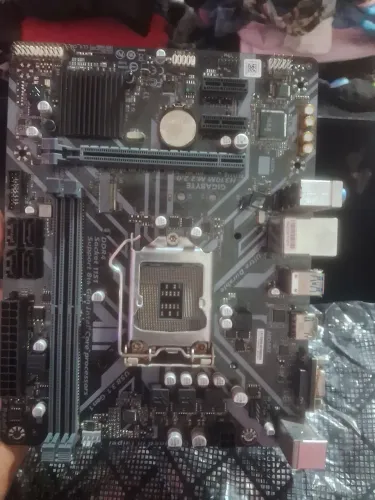 Vendo placa mãe com defeito capacitador quebraro e um pouco de ferrugem