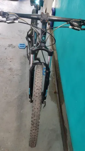 Bicicleta Caloi, estão com os pneus seco
