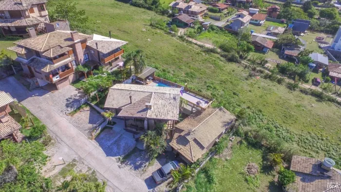 Pousada à venda em Garopaba/SC na Praia do Rosa com 13 quartos e operação ativa