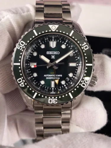 relógio Seiko SPB381 Hulk 1968 GMT