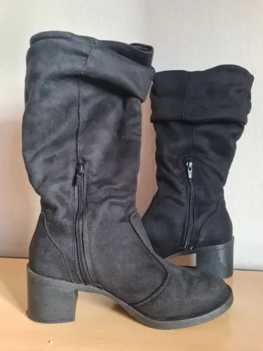 Bota Cano Médio/Alto em Suede Preta