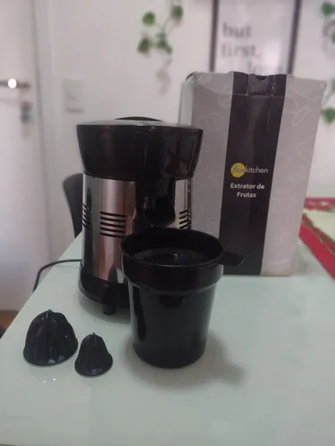 Extrator de Frutas Fun Kitchen 250 wattsBi volt Sem uso. Na caixa