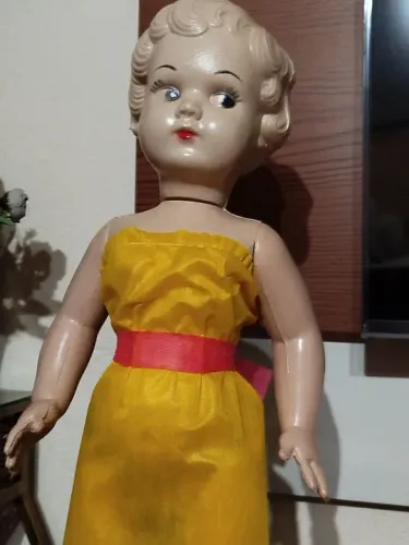 Boneca Mocinha Antiga de plástico soprado.