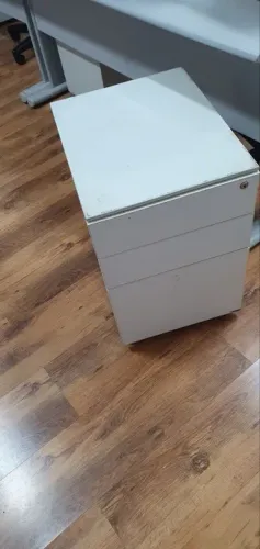 Gaveteiro de aço com rodinhas