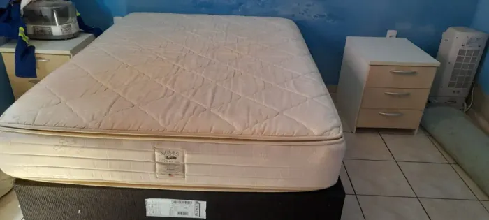 uma cama box e casal