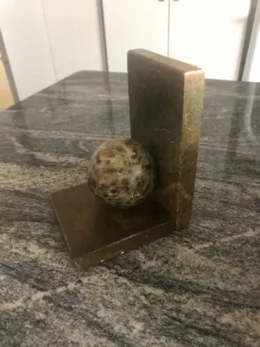 Suporte/aparador de livros de pedra sabão