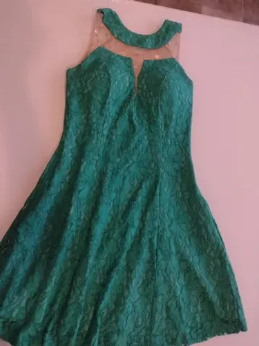 Vestido de festa curto.