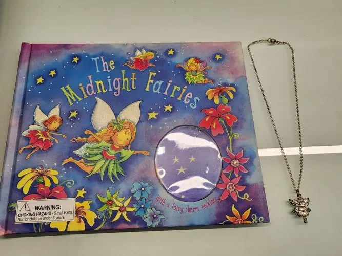 Livro infantil The Midnight Fairies com colar de fada 