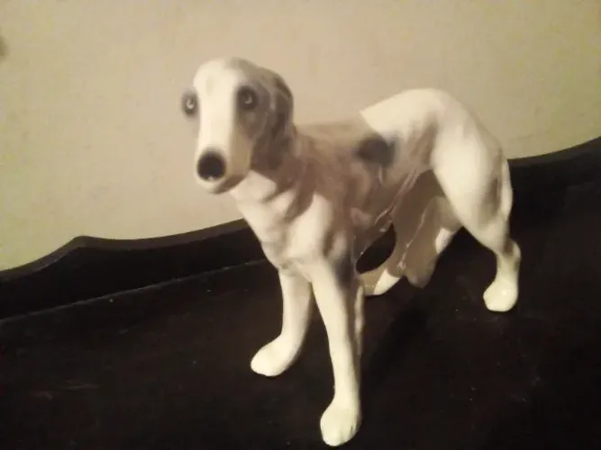 Cachorro de porcelana, perfeito, cara mesmo de whippet, carimbo na base