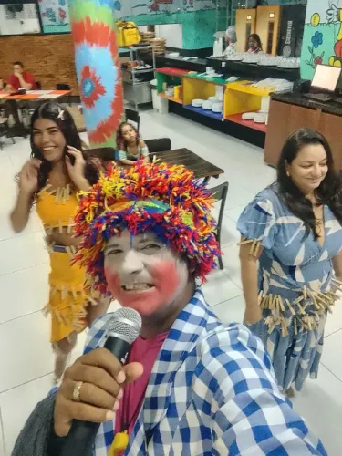 Locutor e Palhaço para Festas e porta de loja