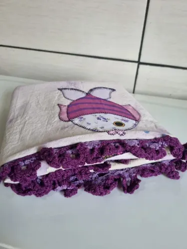 caminho de mesa bordado e pintado a mão com bico de crochê