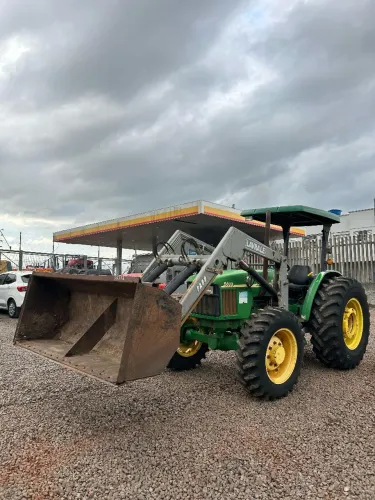 Trator John Deere com Carregador Frontal