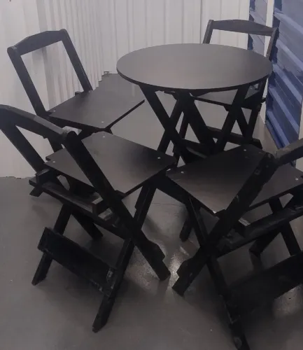 VENDO LOTE Fechado: 15 Conjuntos de mesa de madeira com 4 cadeiras dobráveis na cor preta