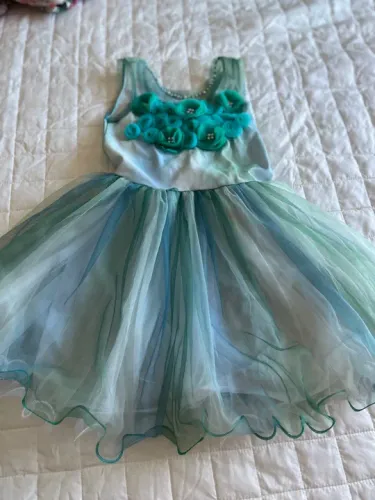 Vestido de menina em tule azul e verde