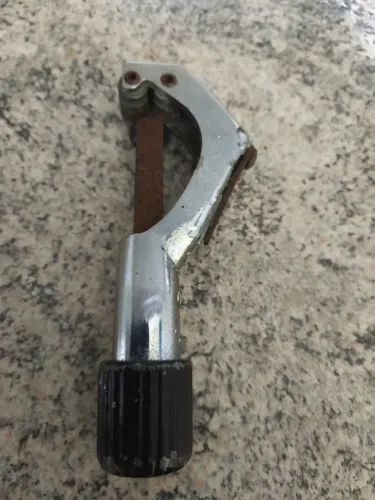 Cortador tubo de cobre, usado e pontos de ferrugem 