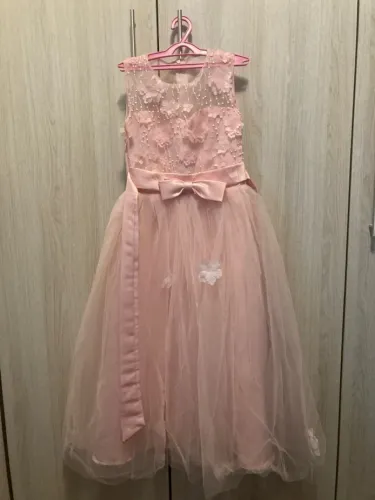 Vestido de festa rosa com detalhes florais