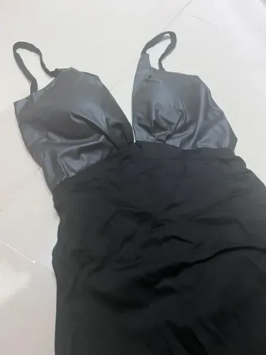 Vestido preto midi/longo de festa com busto em polietileno