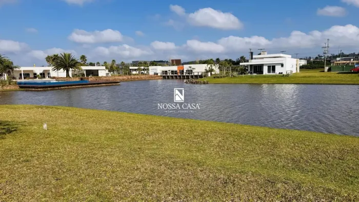 Terreno em condomínio fechado, diferenciado a beira lago em Torres RS completa i